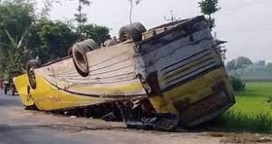 সড়কে বাস উল্টে আহত ২৯ জয়পুরহাটে