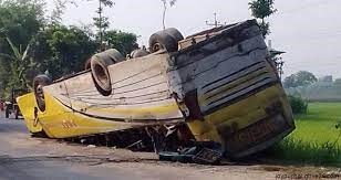 সড়কে বাস উল্টে আহত ২৯ জয়পুরহাটে
