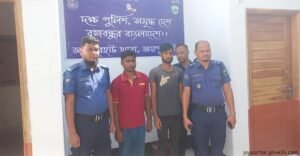 খেলনা পিস্তলসহ দুই যুবক আটক ডিবি পরিচয়ে চাঁদাবাজি