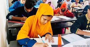 পরীক্ষা দিচ্ছে কিশোরী পাঁচদিনের শিশুকে নিয়ে