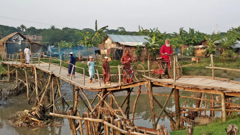 সেতুর খুঁটি দেবে গেছে